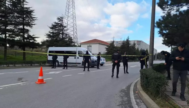 В предградие на Истанбул въоръжен мъж взе за заложници работници
