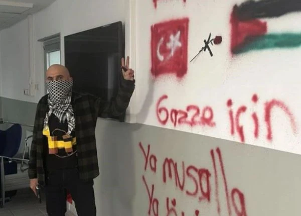 Двама въоръжени взеха заложници в завод в Турция