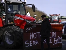 Част от френските фермери остават на барикадите около Париж