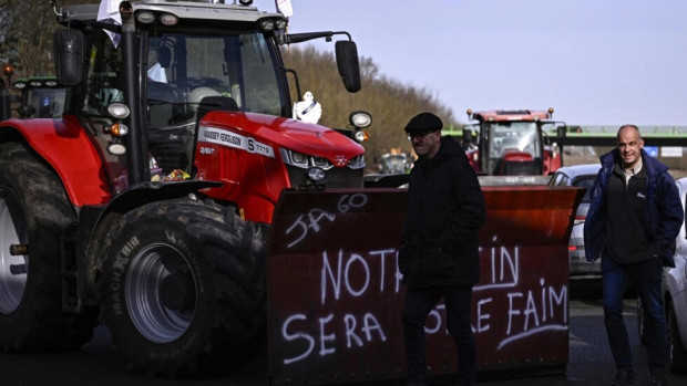 Някои френски фермери ще останат на барикадите около Париж поне
