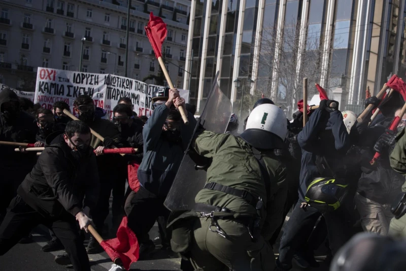 Студенти и полиция се сбиха в Атина на протест срещу легализацията на частните университети