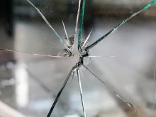 Чужденец вилня в Банско, счупи стъкло в хотел