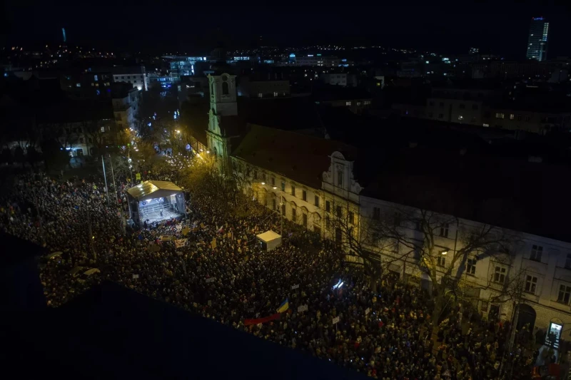 Мощни протести срещу Роберт Фицо се проведоха в цяла Словакия