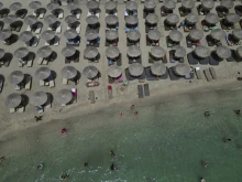 Уреждат с нов закон концесиите на гръцките плажове: ще станат 50:50 чадъри и свободна зона