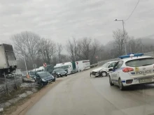 Две коли се сблъскаха при моста към Шемшево