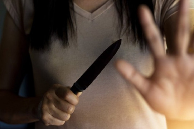 Две млади жени са задържани за нападение с нож на 20 годишен мъж