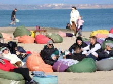 Днес не липсваха ентусиасти на плажа в Бургас, но друг град би рекорда за топло време