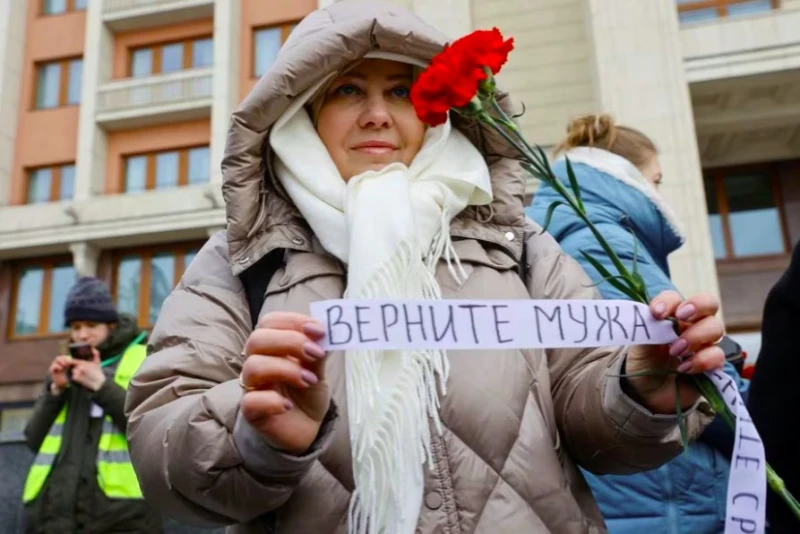 Десетки арестувани в Москва на протест на съпругите на руските войници