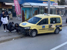 Такси се качи на тротоара на спирка на градския транспорт в София: По чудо няма пострадали