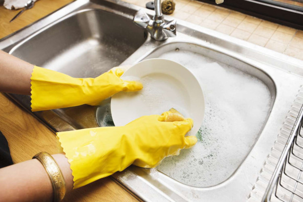Препаратите за миене на съдове обещават не само да почистят