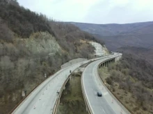 В района на 34 км от АМ "Хемус": Автомобил се преобърнал няколко пъти надолу по скалисто дере и спира, водачката в канавката