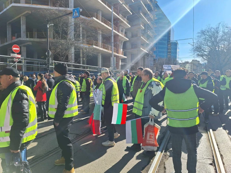 Недоволството расте: Част от земеделците протестират пред министерството