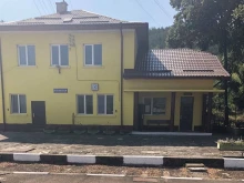 Баща и син набиха мъж на гарата в село Копиловци