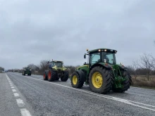 Земеделци на протест в цялата страна, блокират над 80 точки