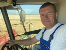 Земеделци блокират с техника три възлови пътни артерии в Сливенско