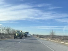 Земеделци блокират основни пътни артерии в Старозагорско