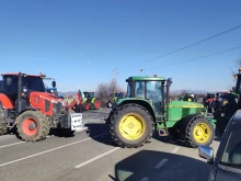 Земеделци и тежка техника блокираха изхода към АМ "Тракия" в Пазарджишко