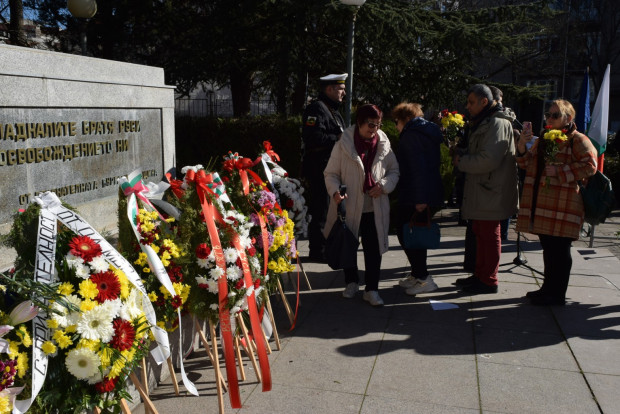 TD С военен ритуал почит към загиналите за свободата и фолклорен