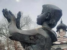 Мъж откърти с чук част от емблематична скулптура в Плевен