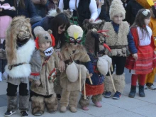 Кукери от детска градина № 4 "Калинка" гостуваха на общината в Монтана