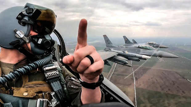 ポーランド、ロシアのミサイル上空を飛行するためにNATO戦闘機を増進