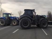 Земеделци с тежка техника затвориха изхода към АМ "Тракия" край Пазарджик