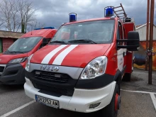 Две жени са в болница, десетима са евакуирани след пожар в блок в Сливен