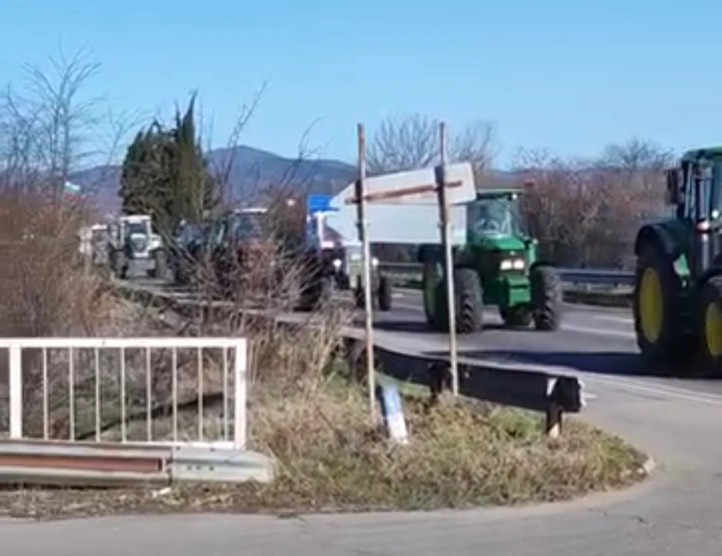 Земеделци и животновъди затвориха Подбалканския път, в района на село Дунавци