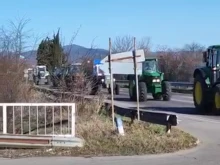 Земеделци и животновъди затвориха Подбалканския път, в района на село Дунавци