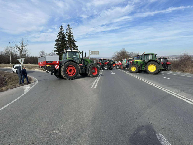 Протестиращи земеделци затвориха движението при 5-ти километър край Шумен, съобщиха за