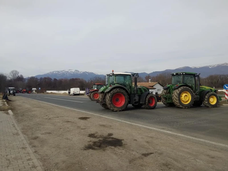 Протестиращи с тежка техника блокираха и обходния път между селата Горно Сахране и Шейново