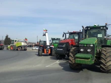 Земеделците продължават с протестите, блокират пътища