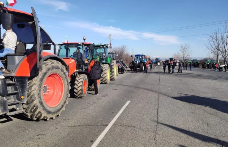 Протестиращи земеделци затварят магистрала "Тракия"