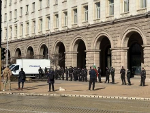 "Възраждане" протестира пред МС, запалиха димки, бали сено и автомобил