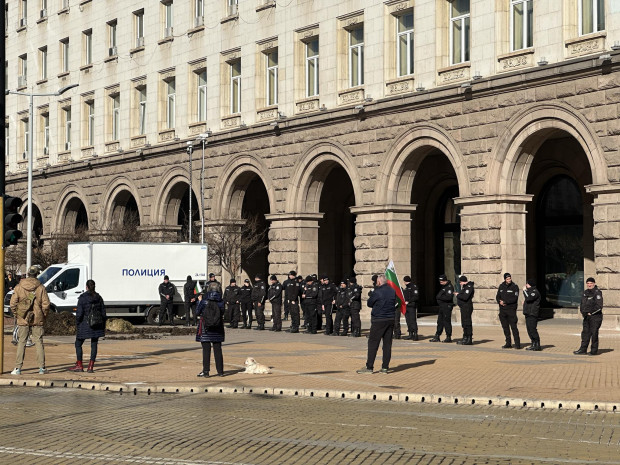 Възраждане протестира пред Министерския съвет заради референдума за запазване на
