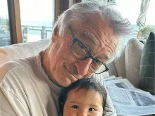 Той е на 80, а дъщеря му на 10 месеца е леля на внуците му