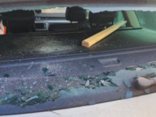 Неизвестни разбиха задното стъкло на кола в русенски квартал, ето какво откраднаха