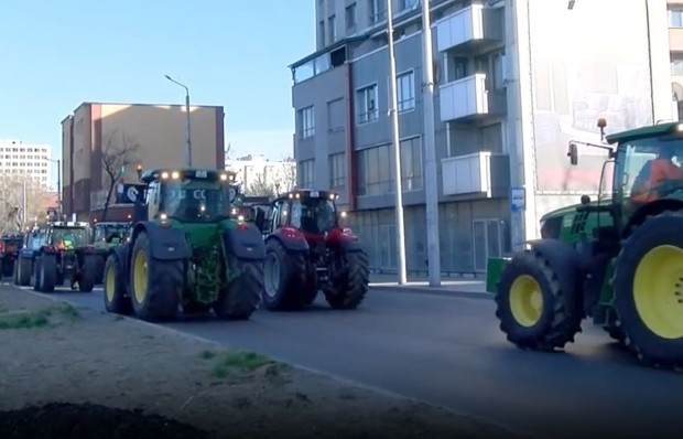 </TD
>Протестиращи фермери навлязоха с тракторите си в Пловдив в ранния следобед.