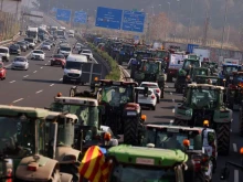 Испанските фермери блокираха с трактори пътните артерии в страната