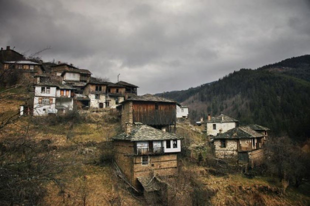 Село Върбово се намира в Средните Родопи, на 6 км