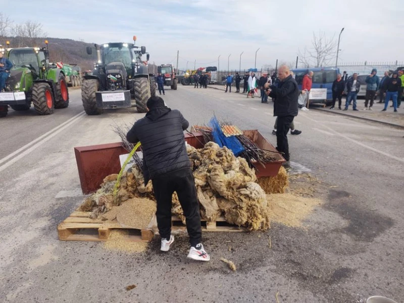 Тракторите отново са на пътя, вижте какво подготвят земеделците днес