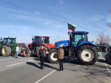 Пътят Пазарджик-Велинград под блокада днес, земеделците паркираха тракторите при АМ "Тракия"