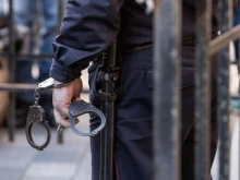 "Агресивен и лъхащ на алкохол": Мъж от Петърч срути ограда с багер, буйства срещу полицаите
