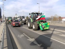 Земеделците паркираха тракторите върху моста на Панаира, направили ги на маймуни