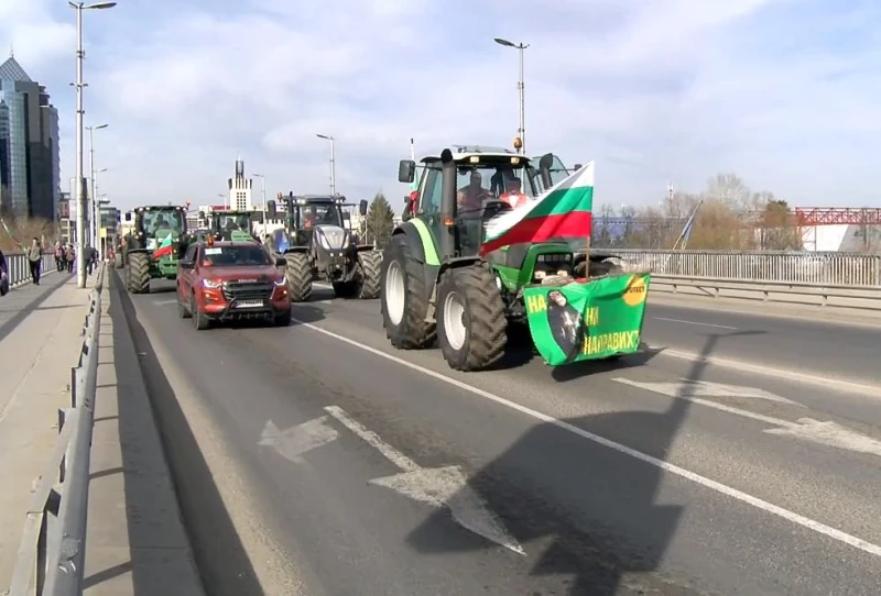 Земеделците паркираха тракторите върху моста на Панаира, направили ги на маймуни