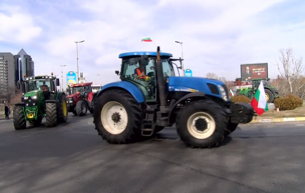 </TD
>Протестиращите земеделски производители от Пловдивско се заканиха да закарат  в