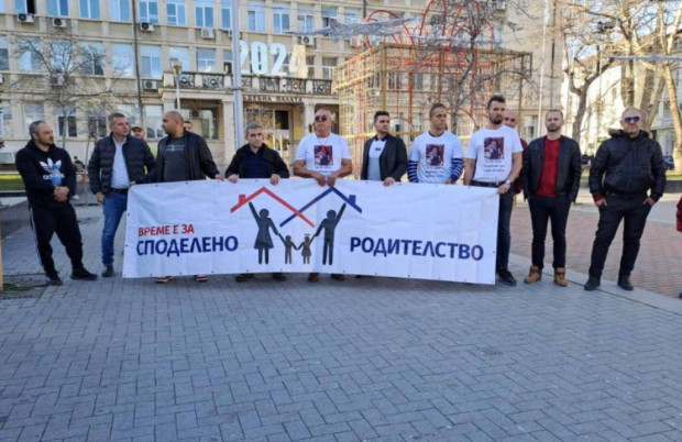 Във Варна: Бащи протестираха с искания за споделено родителство