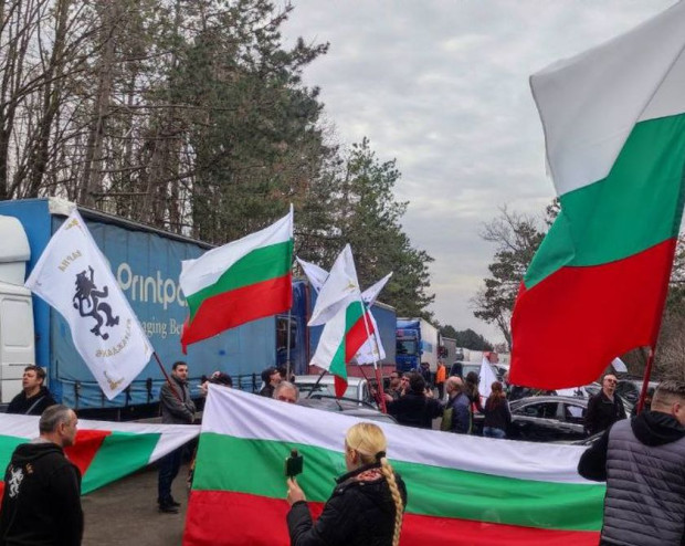 Привърженици на Възраждане  блокираха граничния контролно пропускателен пункт Лесово  От партията съобщиха че