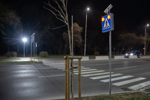 </TD
>Осветиха една от най-опасните пешеходни пътеки в Пловдив, видя Plovdiv24.bg. Зебрата се