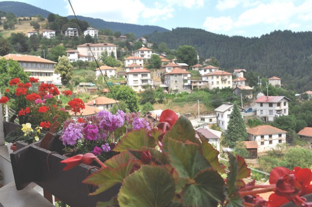 Село Кутела се намира в Централните Родопи На 20 км